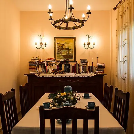 Garnelis House *