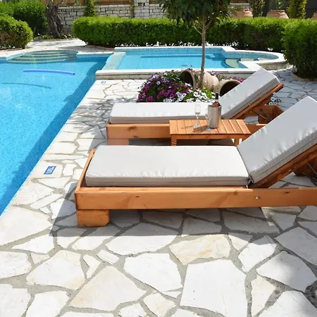 Villa Garnelis House *