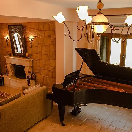 Garnelis House *